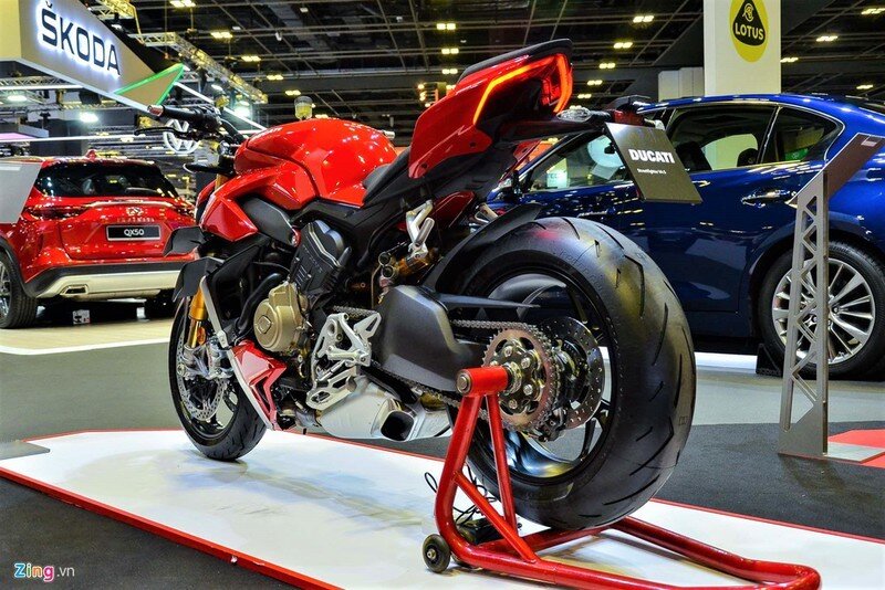 Giá xe Ducati Streetfighter V4 bán ra từ 22.260 USD cho bản V4 tiêu chuẩn và 25.600 USD cho bản V4 S tại thị trường M