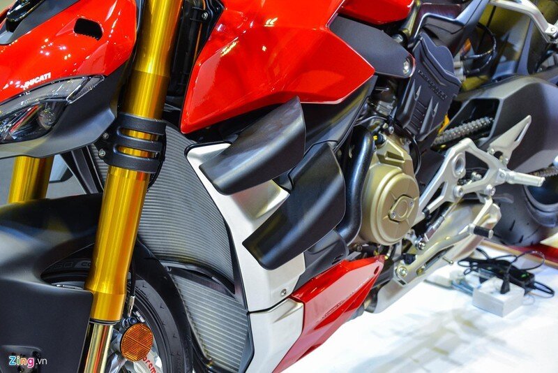 Streefighter V4 trang bị giảm xóc trước Showa và giảm xóc sau Sasch, cùng với trợ lực Sasch