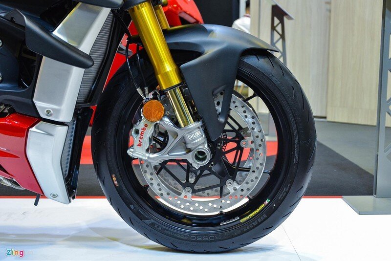 Cả 2 phiên bản đều sử dụng kẹp phanh Brembo M50 Stylema ở bánh trước và Brembo P2-34 ở bánh sau