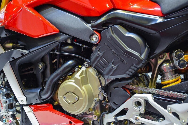 Cung cấp sức mạnh cho Streetfighter V4 2020 là khối động cơ V4 Desmosedici Stradale, dung tích 1.103 cc