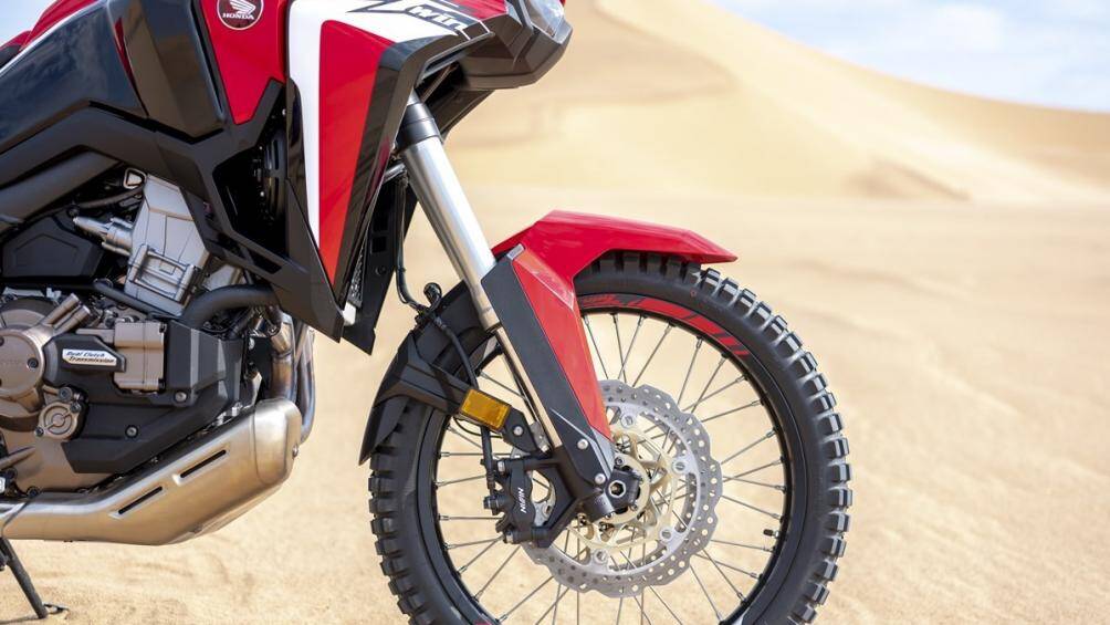 Phiên bản Adventure Sports cao cấp được hưởng lợi nhiều hơn từ các tính năng như kính chắn gió cao, thiết kế vành nan hoa tương thích lốp không săm