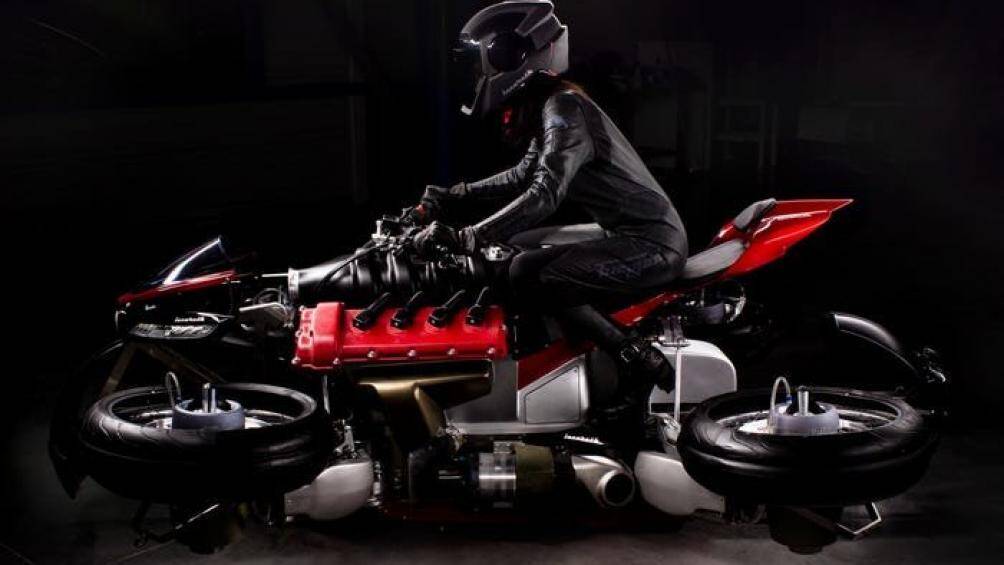 Nhờ động cơ chạy bằng dầu hoả, chiếc xe máy này có thể duy trì trạng thái bay trong 10 phút liên tục