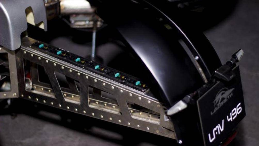 Khung của chiếc xe mang tính chất thí nghiệm này được làm từ hợp chất carbon kevlar composite