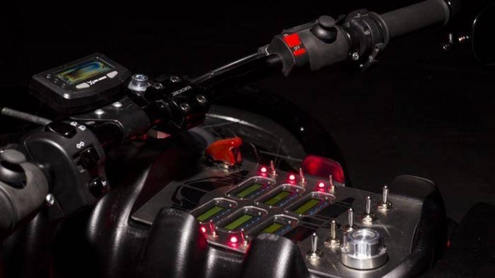 Bảng điều khiển này cũng cung cấp một số thông tin hữu ích khác, ví dụ như tốc độ di chuyển hay độ cao