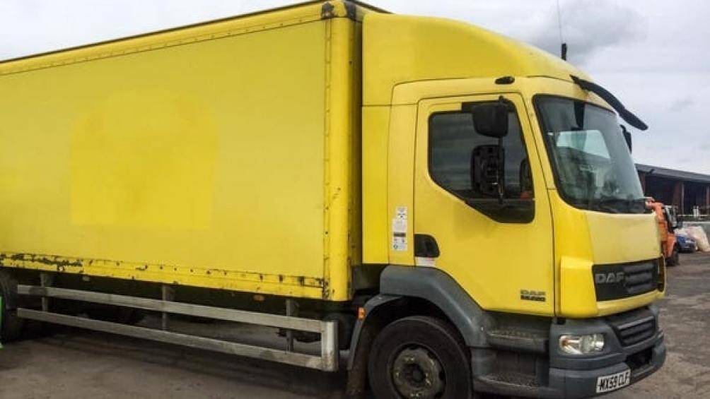 Iona Stewart và Martin Hill tìm thấy một chiếc xe tải giao bánh mì cũ trên eBay và mua nó với giá 4.600 USD