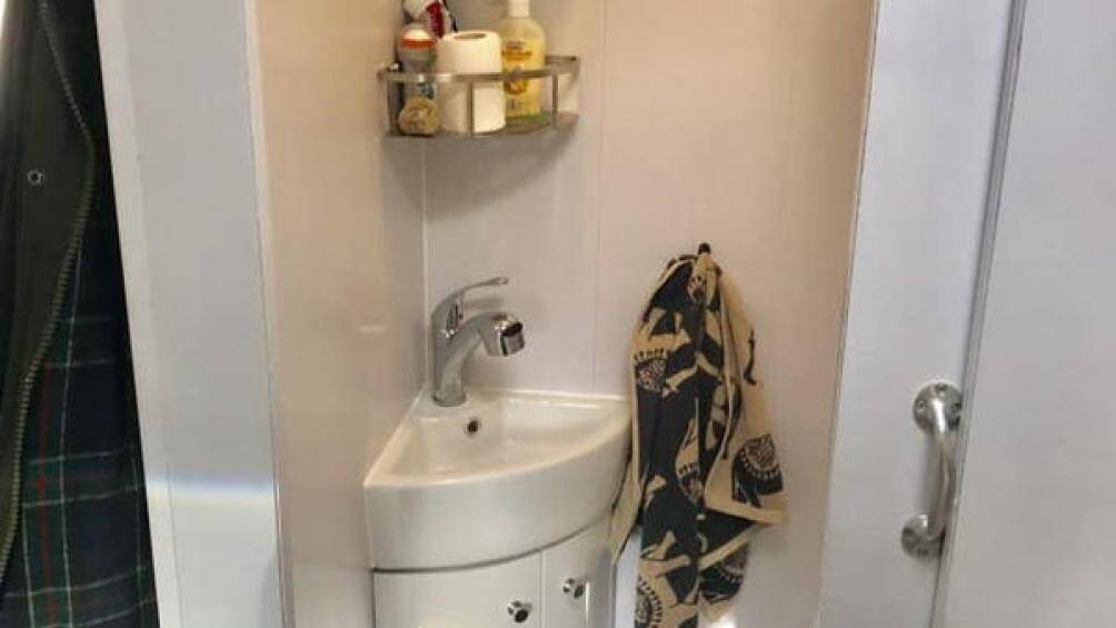 Nhà vệ sinh hoạt động tốt như các ngôi nhà thông thường, phòng tắm nhỏ nhưng đầy đủ chức năng