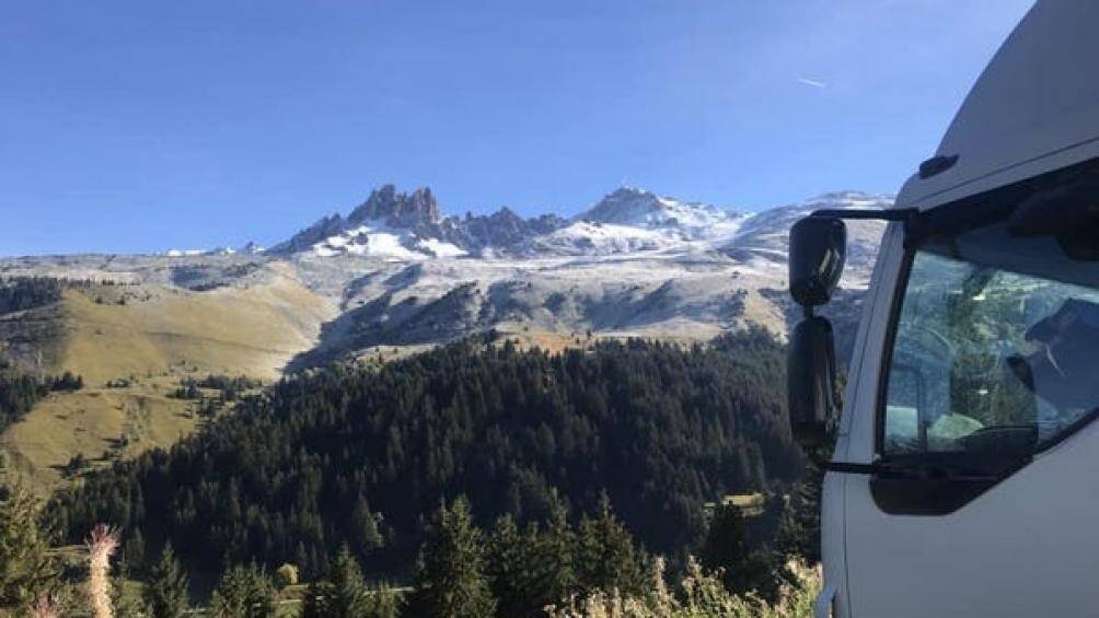 Điều tốt nhất mà cuộc sống trên xe tải đem lại là gì? Họ có thể du lịch khắp thế giới chỉ với ngôi nhà nhỏ này