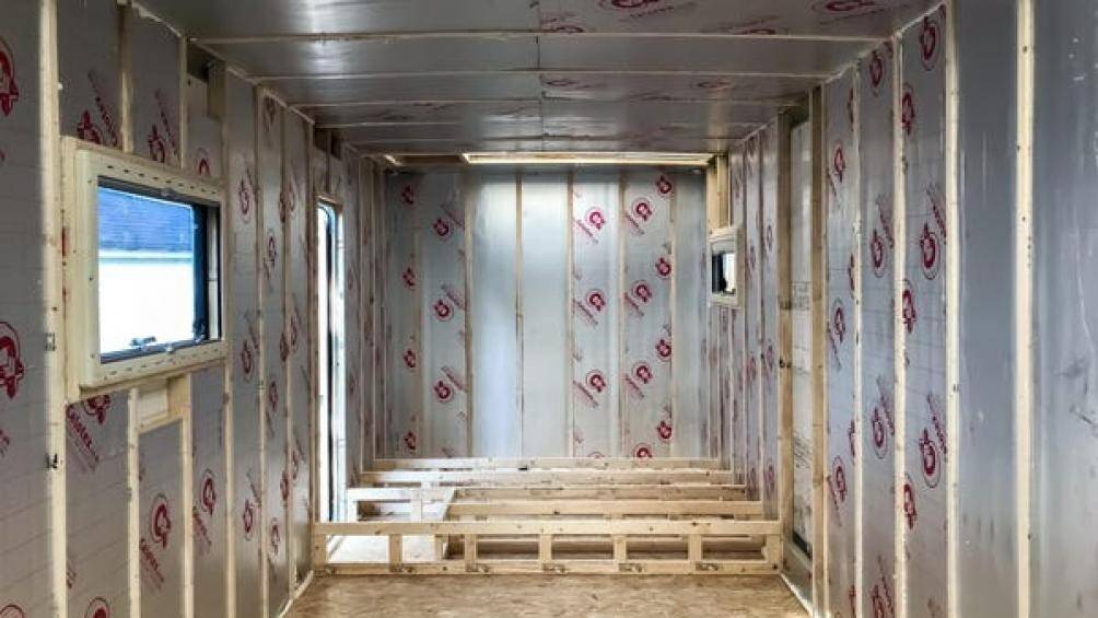 Chiếc xe tải dài 8,5 m và rộng 2,13 m nhưng Stewart và Hill đã biến nó trở nên rộng nhất có thể