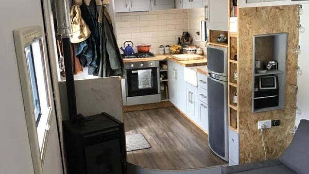 Ngôi nhà xe tải có một phòng bếp đầy đủ tiện nghi với không gian ấm cúng. Không gian sống có hai tầng