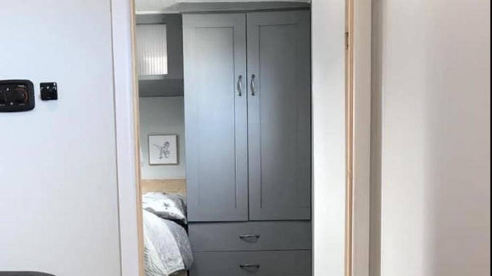 Phòng ngủ được nâng cao hơn so với những phần còn lại của ngôi nhà, đem đến một không gian lạ nhưng ấm cúng