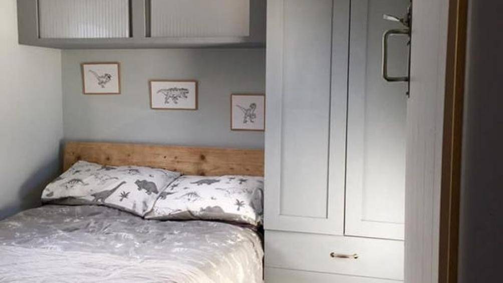 Phòng ngủ để được một chiếc giường đôi và có nhiều chỗ cất đồ đạc