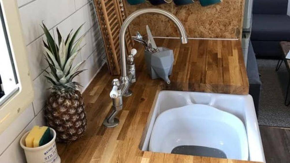 Chủ ngôi nhà cho biết rất thích cuộc sống tối giản trên xe tải vì không cần giữ nhiều đồ trong nhà