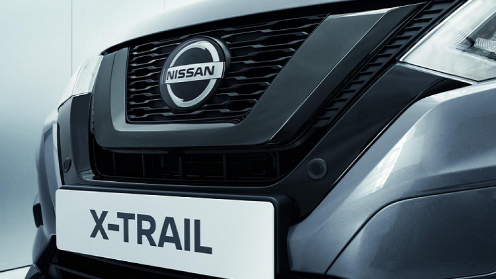 Lưới tản nhiệt V-Motion đặc trưng của Nissan X-Trail N-Tec 2020 lại được mạ crôm màu tối