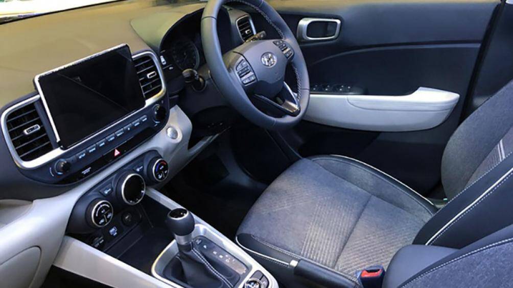 Trong khi đó, hệ thống giải trí cũng khá chọn lọc, với màn hình cảm ứng 8 inch, hỗ trợ kết nối bluetooth, chìa khoá thông minh đi kèm hệ thống khởi động bằng nút bấm…