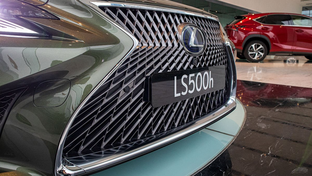 Mẫu sedan hạng sang Lexus LS 500h 2020 sở hữu ngoại thất sang trọng đúng nghĩa với phần đầu xe là lưới tản nhiệt con suốt quen thuộc