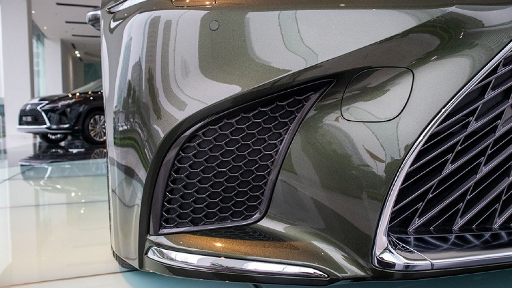 Ngoài ra, Lexus LS500h 2020 còn được trang bị hệ thống treo tự động thích ứng (AVS), hệ thống treo này cho phép kiểm soát lực giảm xóc lên tới 650 mức