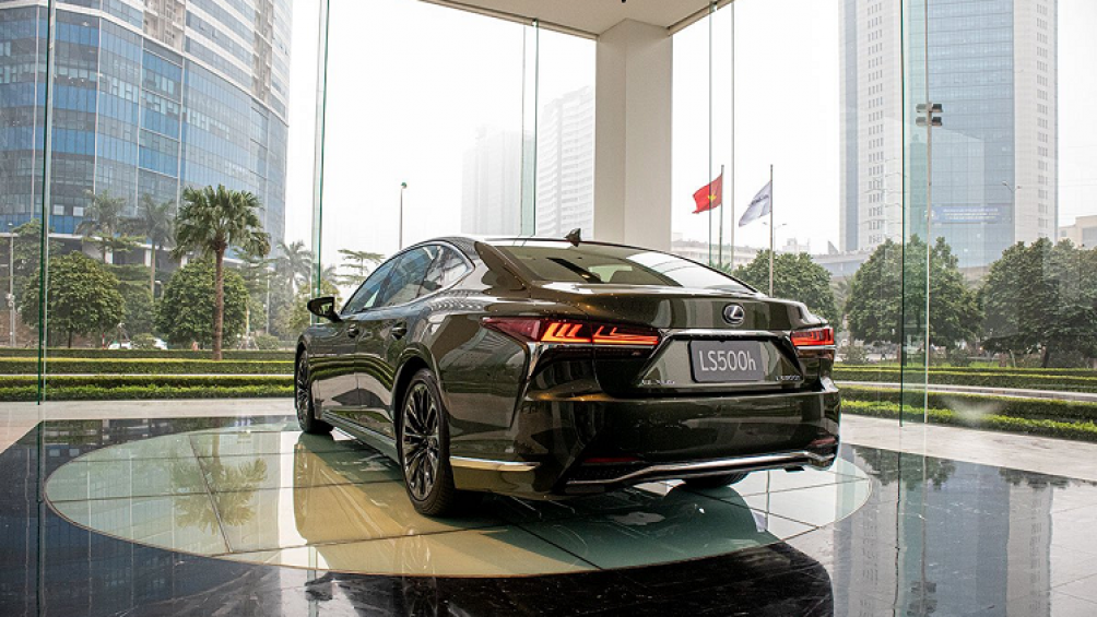 Giá xe Lexus LS500h 2020 30th Anniversary bán ra chính hãng là 7,83 tỷ đồng cạnh tranh trực tiếp với Mercedes-Maybach S450 tại Việt Nam