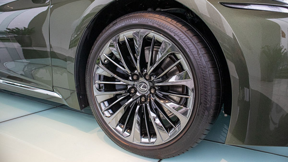 Thân xe Lexus LS500h 2020 30th Anniversary sử dụng bộ mâm hợp kim xám màu đa chấu với kích thước 20 inch kèm bộ lốp Run-Flat 245/45R20