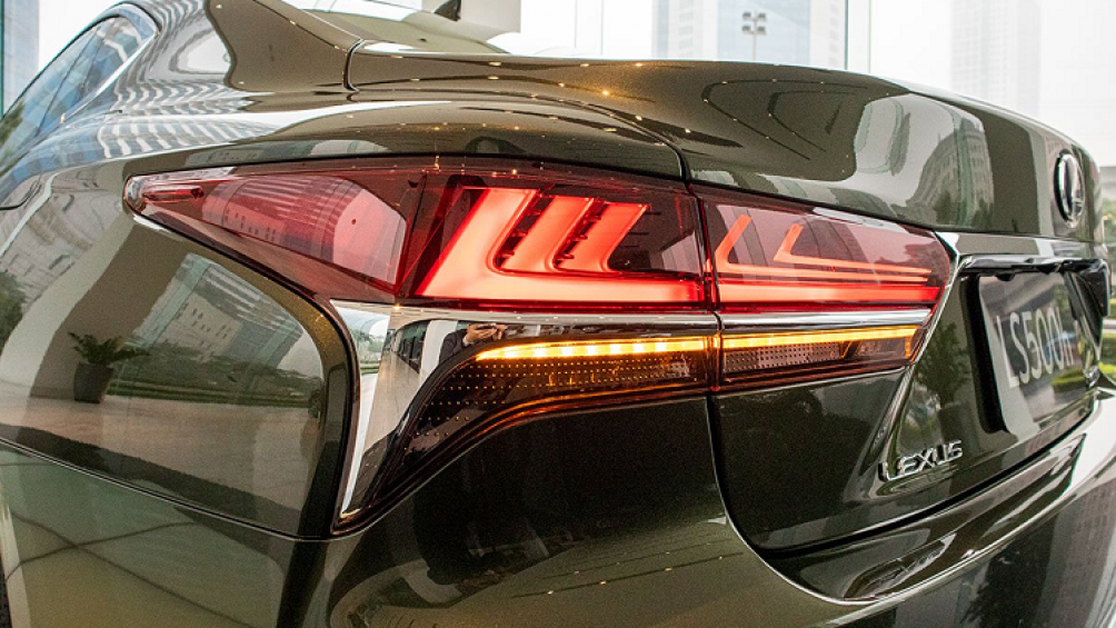 Đuôi xe Lexus LS500 Hybrid 2020 30th Anniversary vẫn là cụm đèn hậu dạng LED, đèn xi-nhan LED dạng tia chạy ấn tượng nối liền bằng dải crom