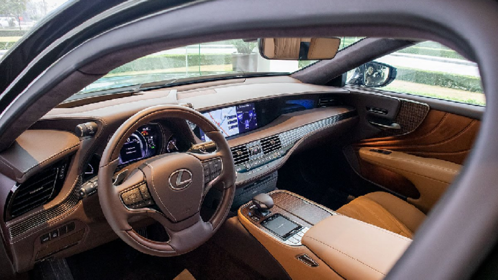 Là mẫu sedan đắt tiền nhất của Lexus nên LS500h 2020 sở hữu khoang nội thất rộng rãi và nhiều vật liệu cao cấp cùng độ hoàn thiện tỉ mỉ