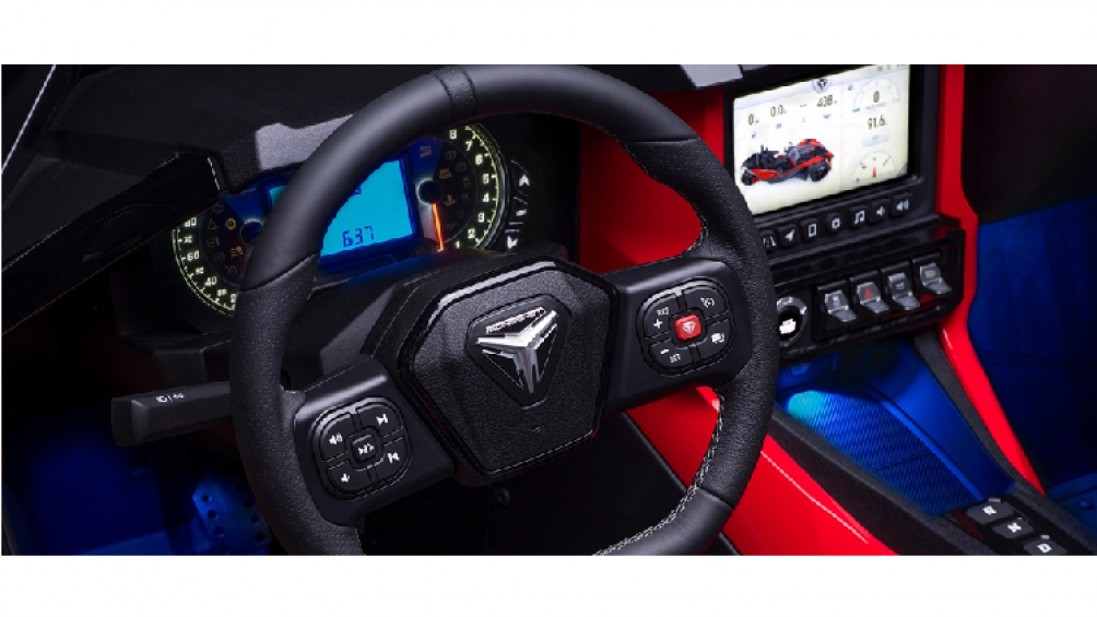 Vô lăng của Polaris Slingshot 2020 đã được thiết kế lại, màn hình giải trí kích thước 7 inch. Xe cũng được nâng cấp thêm camera lùi phía sau