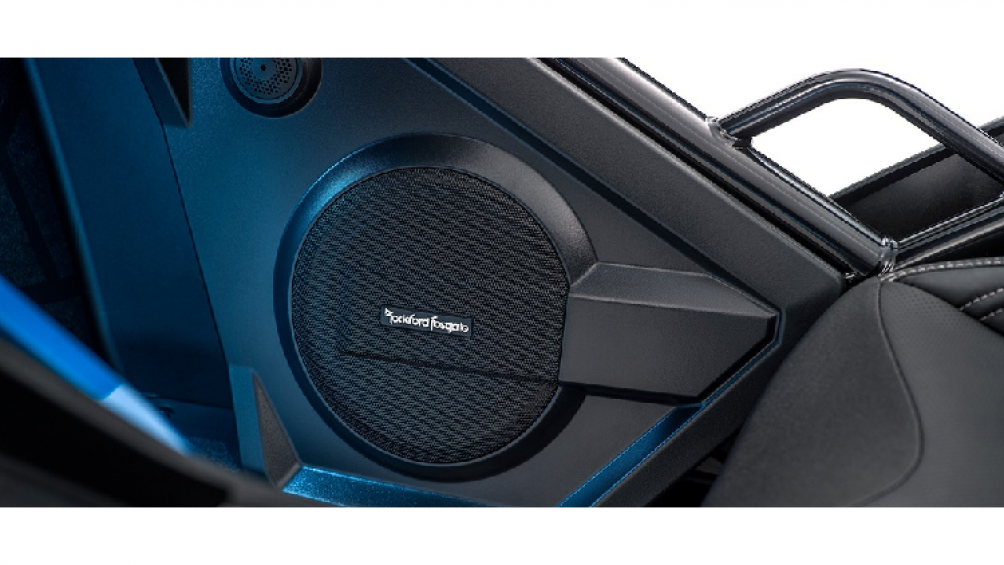 Phiên bản thấp nhất Slingshot SL sử dụng khối động cơ "Prostar" 2.0L, sản sinh công suất 180 mã lực và mô-men xoắn cực đại 162 Nm