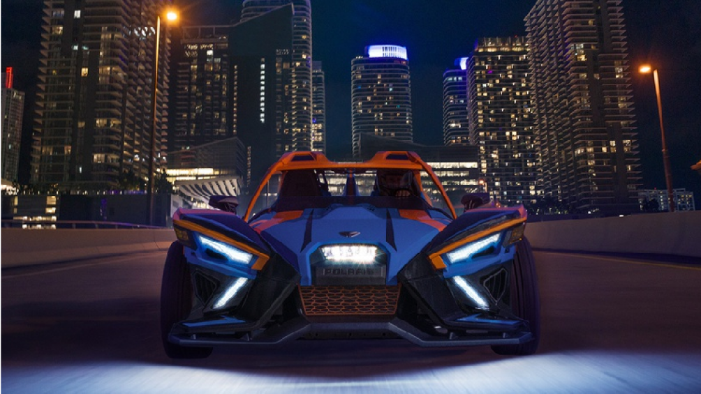 Nếu muốn mạnh hơn, khách hàng có thể lựa chọn phiên bản Slingshot R được trang bị động cơ 2.4L, sản sinh công suất 210 mã lực và mô-men xoắn cực đại 191 Nm