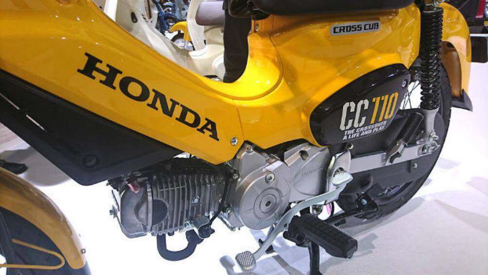 Bên cạnh chiếc Honda Cross Cub màu vàng đen, còn có các mẫu có màu xanh và đỏ