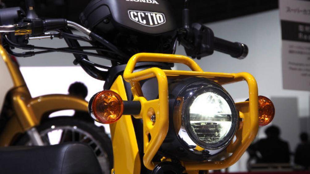 Điểm nhấn nằm ở phần khung sắt bao quanh đèn xe, tạo một cái nhìn cứng cáp và năng động