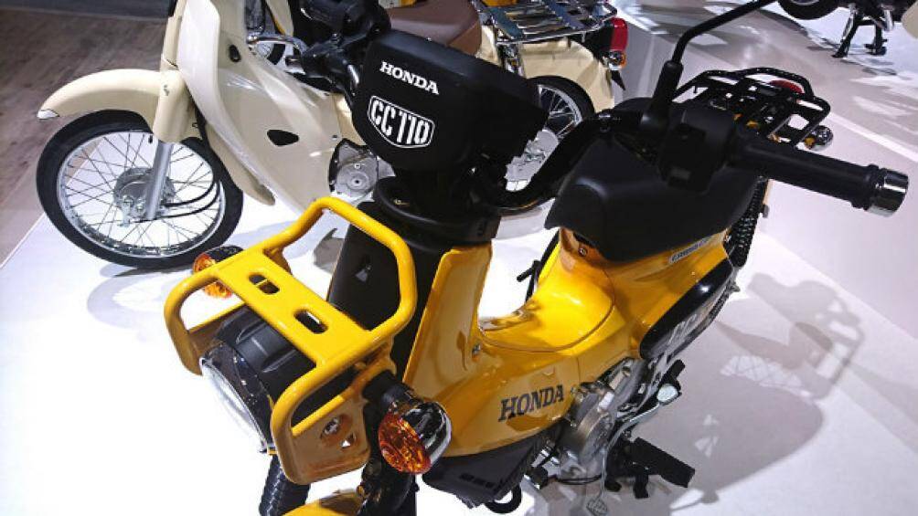 Mặt đồng hồ tách biệt, phía trước có biểu tượng CCT10