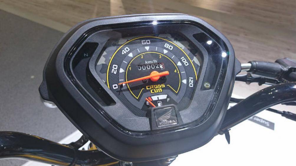 Thiết kế mặt đồng hồ đơn giản, khá giống với các mẫu xe máy phổ thông Honda như Wave Alpha hay Honda Blade