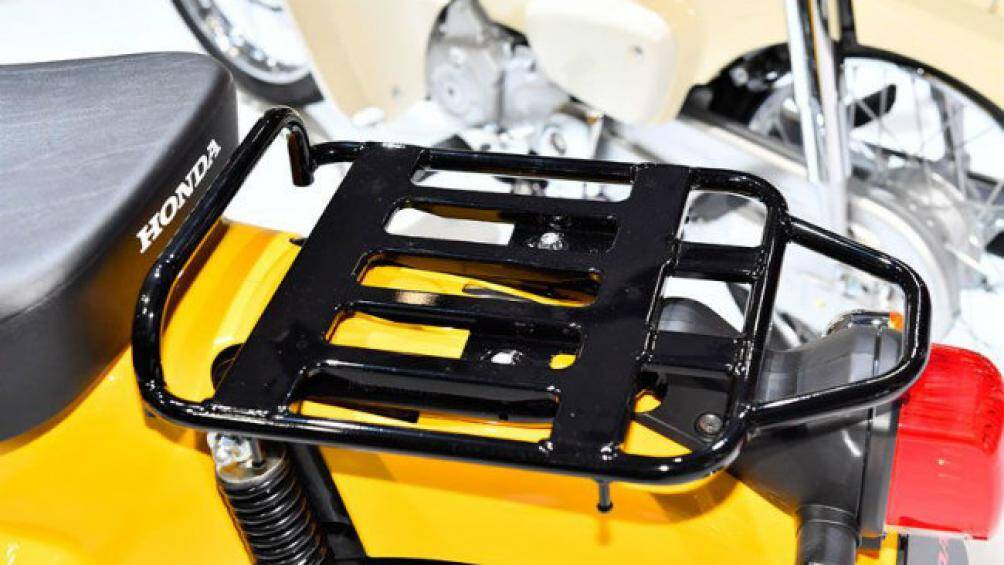 Yên xe được chia làm 2 với phần bọc da phía trước và baga sắt ở phía sau, thiết kế xi-nhan sau và đèn hậu khá giống với huyền thoại Cub 86 "kim vàng giọt lệ"