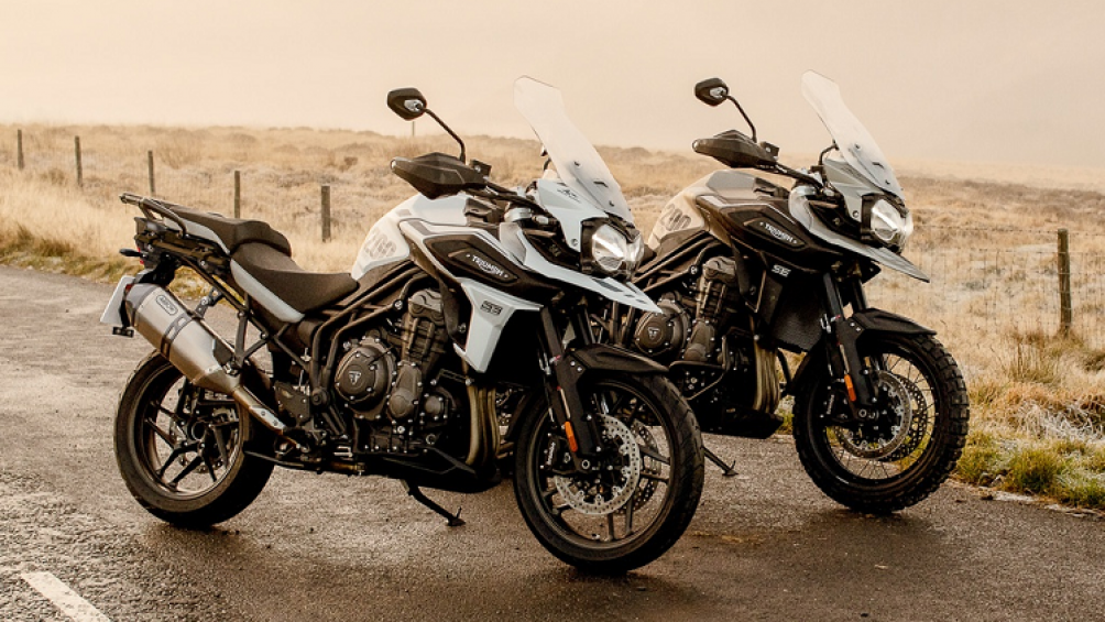 Triumph Motor Motorcycle vừa công bố 2 phiên bản đặc biệt của hai dòng xe Triumph Tiger 1200 Desert 2020 và Triumph Tiger 1200 Alpine