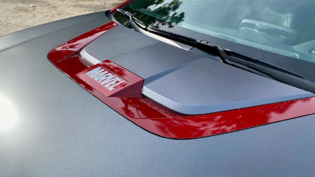 Vị trí khe lấy gió trên nắp ca-pô cũng được trang trí logo Marvel