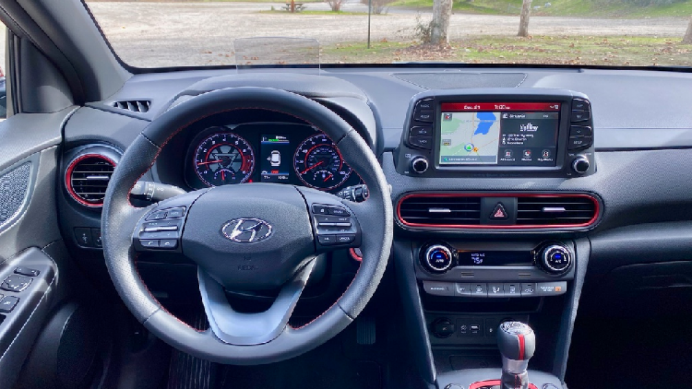 Bước vào bên trong, Kona Iron Man 2020 mới vẫn duy trì các điểm nhấn màu đỏ, chữ ký của Tony Stark trên bảng đồng hồ cùng cần số với biểu tượng độc đáo