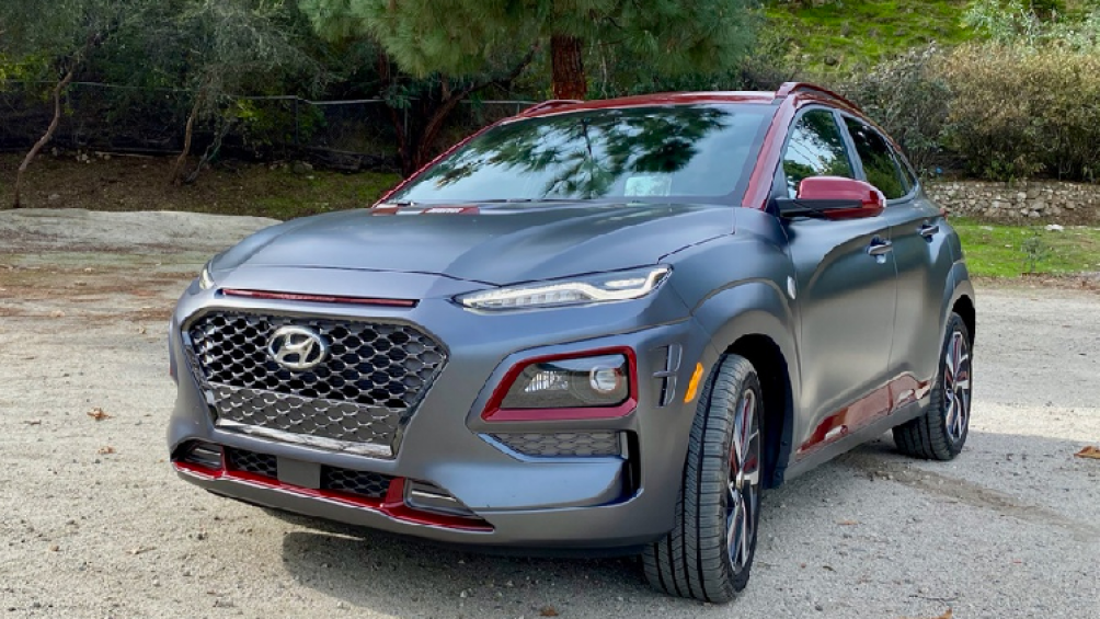 Về mặt công nghệ, Kona cung cấp một số tính năng công nghệ mà một số đối thủ không có, chẳng hạn như màn hình HUD và sạc không dây