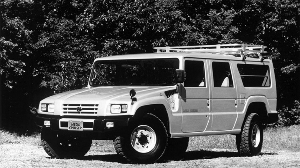 Toyota Mega Cruiser ra đời cách đây hơn 25 năm. Giống như Hummer H1, mẫu Toyota Mega Cruiser được phát triển với mục đích chính là phục vụ quân đội