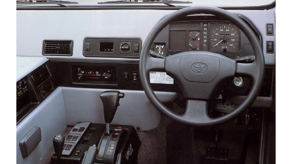 Nguyên nhân khiến số lượng Toyota Mega Cruiser bản dân dụng rất ít là vì chúng bị đánh thuế rất cao, chủ yếu do kích thước xe quá lớn