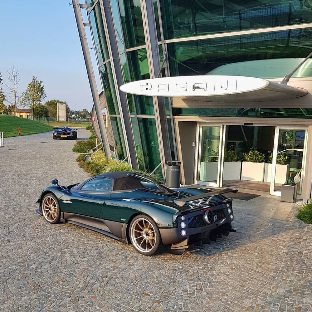 Ngoại hình siêu xe hàng độc này được trang bị bộ áo màu British Racing Green kết hợp cùng các đường họa tiết cách điệu màu đen viền vàng chạy dọc xe