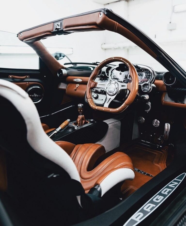 Siêu xe độc bản Pagani Zonda Venti sở hữu khoang nội thất hoàn toàn mới với chất liệu da bò màu nâu kết hợp cùng màu trắng