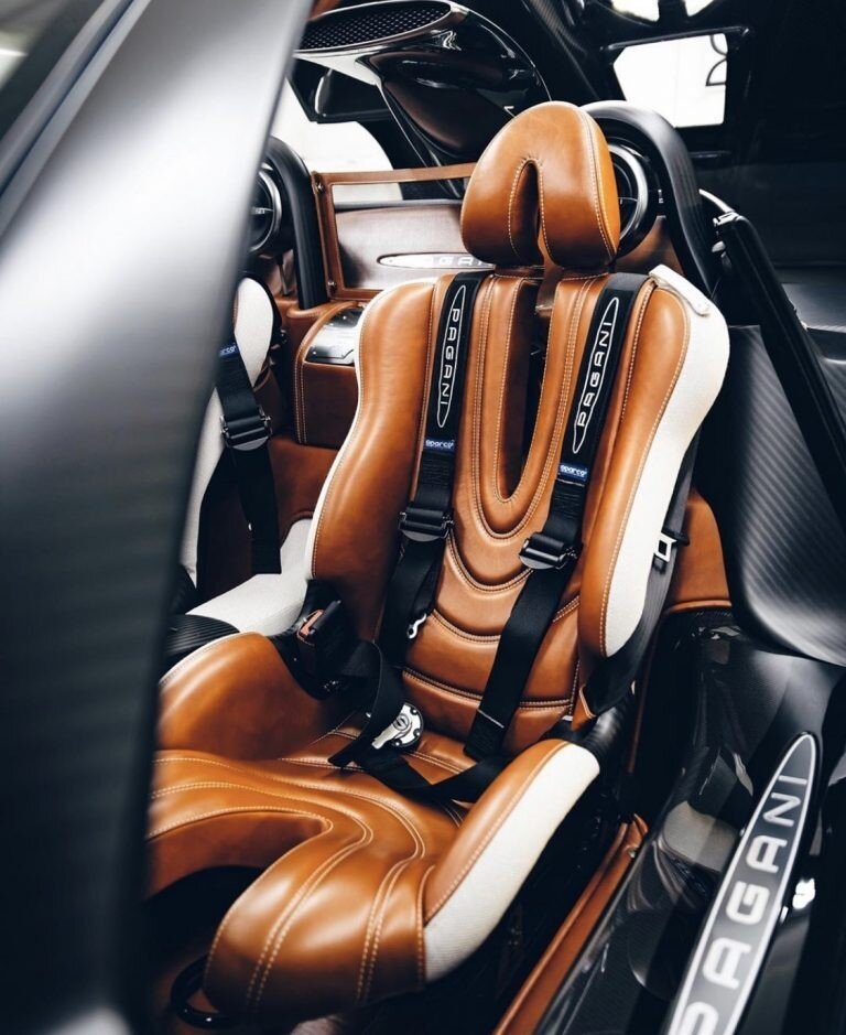 Cách phối màu này cũng sử dụng cho phần ghế ngồi được thiết kế thể thao và còn đi kèm với dây an toàn 6 điểm màu đen nổi bật