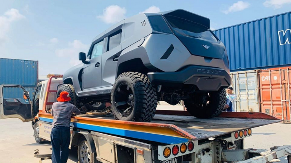 Rezvani Tank 2020 có 3 phiên bản là tiêu chuẩn giá 155.000 đô, Military Edition giá 295.000 đô và bản chống đạn cao cấp nhất Rezvani Tank X giá 349.000 đô