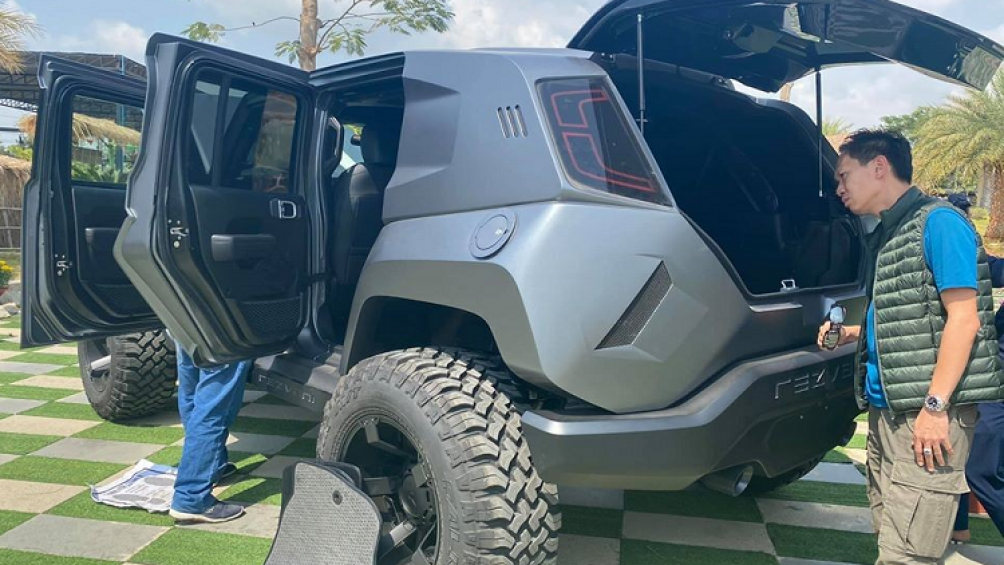 Những tính năng an ninh khác bao gồm khả năng nhìn trong đêm FLIR Thermal Night Vision, kính chống đạn, đèn nháy và còi báo động, thiết bị nhả khói mù