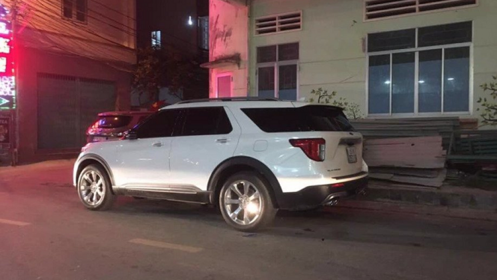 Ngoại thất xe hơi mới Explorer thay đổi lớn ở lưới tản nhiệt mỏng hơn với những nan sáng màu nối liền với cụm đèn pha Full-Led có thiết kế lớn hơn trước