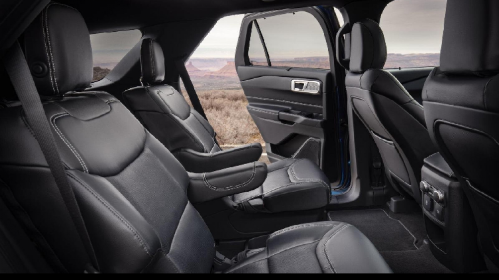 7 chỗ ngồi trên Ford Explorer 2020 đều bọc da cao cấp, ghế lái chỉnh điện 10 hướng có nhớ vị trí