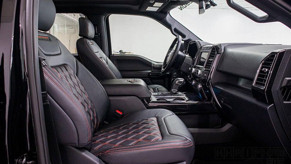 Vô-lăng xe được thiết kế với 4 chấu bọc da, đây cũng là một trong những thiết kế độc quyền của thương hiệu sản xuất mô tô Harley-Davidson