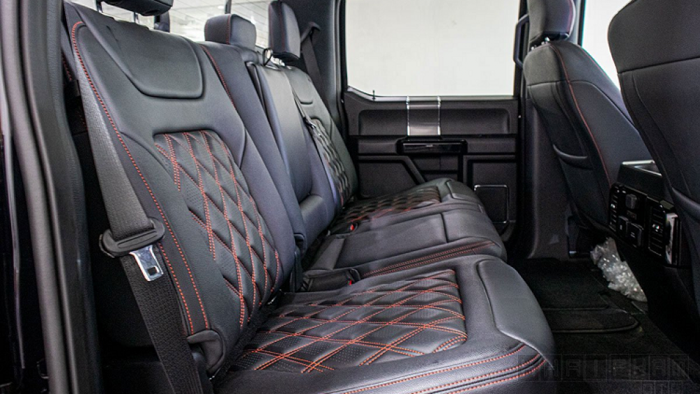 Những tiện nghi khá đặc biệt trên xe ô tô mới Ford F-150 Harley-Davidson có thể kể đến như cửa sổ trời tối màu, tay nắm cửa trong có vân carbon