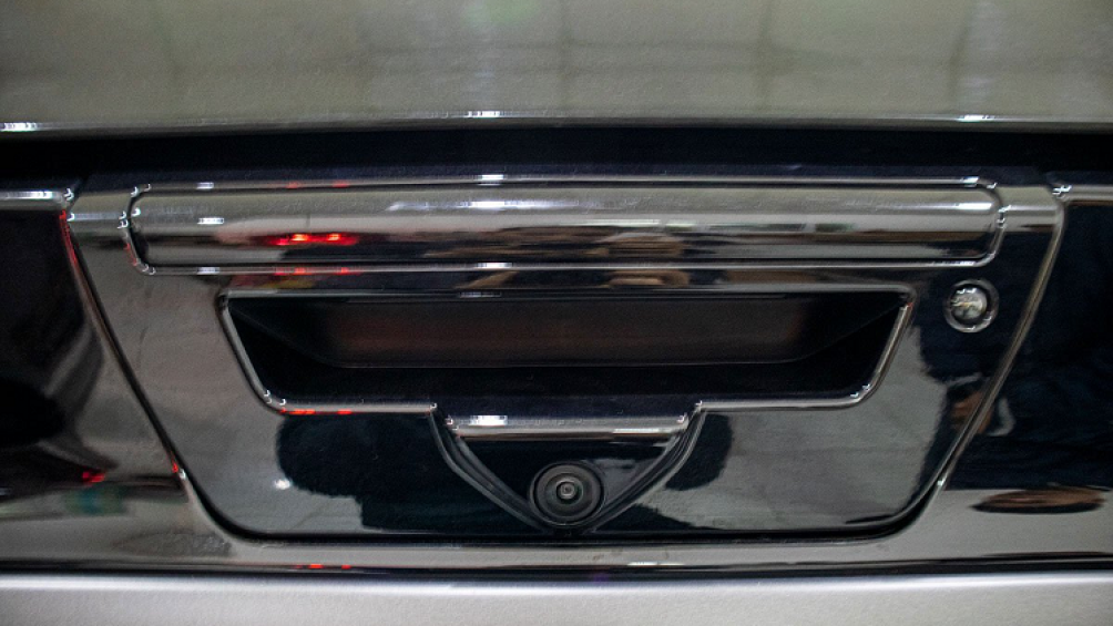 Xung quanh Ford F-150 đặc biệt trên sở hữu những đường chỉ đỏ cam được điểm xuyết tạo điểm nhấn, hệ thống lưới tản nhiệt được sơn đen bóng với viền đỏ cam