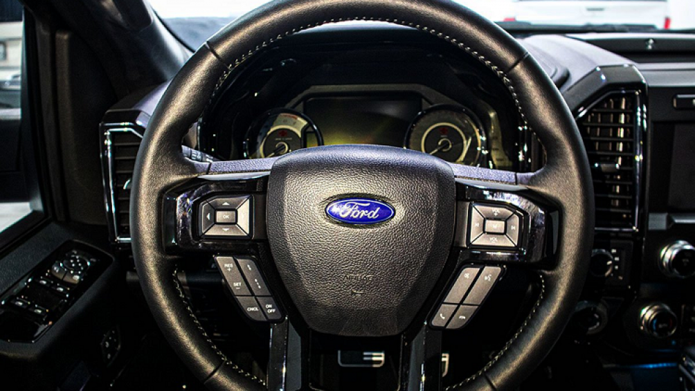 Bên trong khoang lái, Ford F-150 do Harley-Davidson sản xuất độc quyền có ghế ngồi bọc da chỉ khâu màu cam hình quả trám