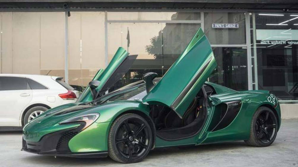 Chiếc McLaren 650S Spider màu độc này được khoác lên lớp áo mới màu xanh lá cây nổi bật bằng phương pháp sơn lột mới du nhập vào Việt Nam